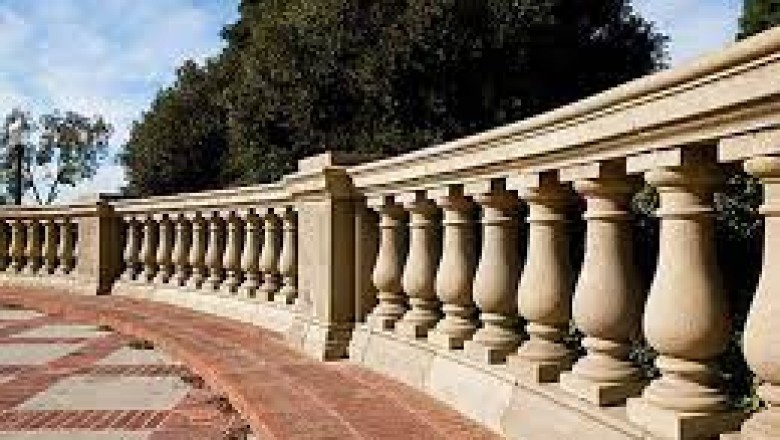 Sennik: balustrada, barierka balkonowa, opierać się o balustradę,