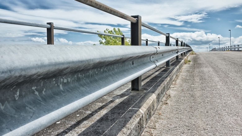 Sennik: bariera, widzieć barierkę, otwierać barierkę, wejść do ogrodu.