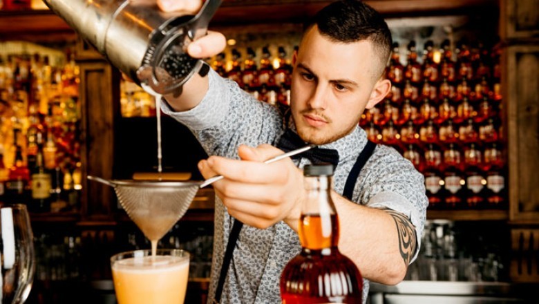 Sennik: barman, widzieć barmana, być barmanem.