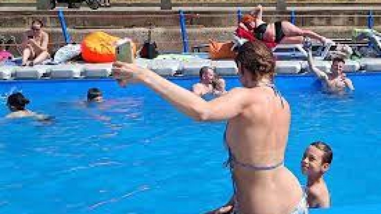 Sennik: basen, być na basenie, basen na dachu, pływalnia, pływać w basenie, brudna woda.