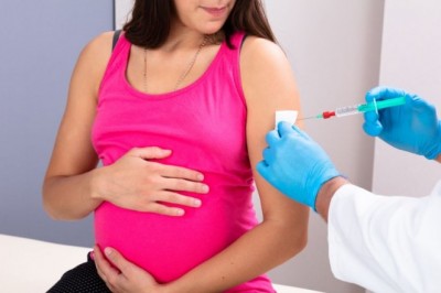 Czy szczepienia przed podróżami są bezpieczne dla ciężarnych? Które szczepienia są niebezpieczne w ciąży?