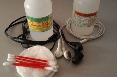 Jak pozbyć się woskowiny z słuchawek? Jak wyczyścić słuchawki? Jak wyczyścić wejście na słuchawki? Co zrobić gdy słuchawki nie działają?