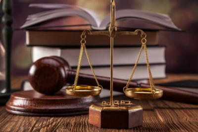 Jak skorzystać z darmowej porady prawnej? Jaki jest koszt porady prawnej? Kiedy płaci się adwokatowi za prowadzenie sprawy?