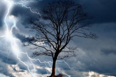 Dlaczego piorun uderza w ziemię? Jak uderza piorun od ziemi? Jak powstaje piorun w ziemi? Kto wynalazł piorunochron?