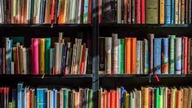 Sennik: bibliotek, biblioteczka, stara książka, sen o bibliotece.