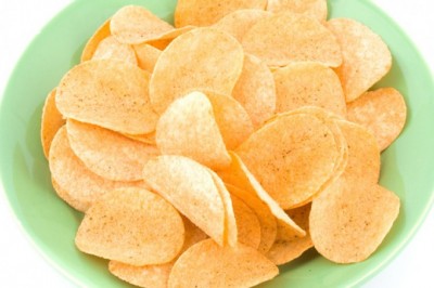 Czym grozi jedzenie chipsów? Dlaczego chipsy tuczą? Jakie chipsy są zdrowe?