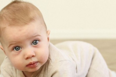 Czy teraz, gdy jest ciepło na dworze, mogę na dłużej pozostawiać moją trzytygodniową córeczkę bez pieluszki?