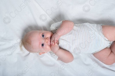 Kiedy powinny pojawić się pierwsze ząbki? Jak pomóc dziecku podczas bolesnego ząbkowania?