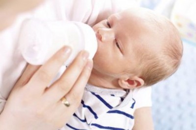 Co podawać dziecku, które ulewa? Czy karmić dziecko po Ulaniu?  Jak karmić gdy dziecko ulewa?