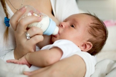Jak trzymać dziecko w czasie karmienia butelką? Jak karmić butelką żeby dziecko się nie zakrztusiło?