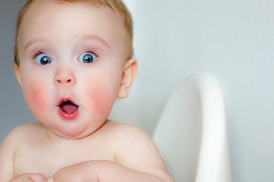 Jak przewinąć bardzo ruchliwe dziecko? Co zrobić, gdy dziecko nie daje się przewinąć?