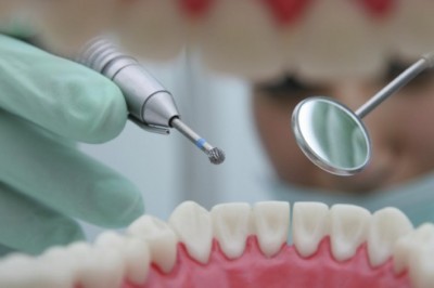 Siny ząb – o czym może świadczyć i jakie leczenie zastosować?