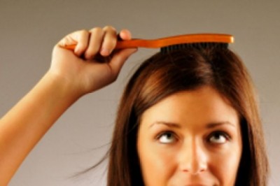 Jak zahamować wypadanie włosów po ciąży? Jak wzmocnić włosy po porodzie? Jakie witaminy na włosy po porodzie?