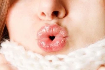 Czym smarować usta zimą? Jakich witamin brakuje gdy pękają usta? P