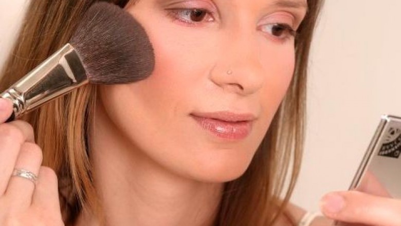 Muśnij policzki różem! Zalety różu i zasady jego stosowania