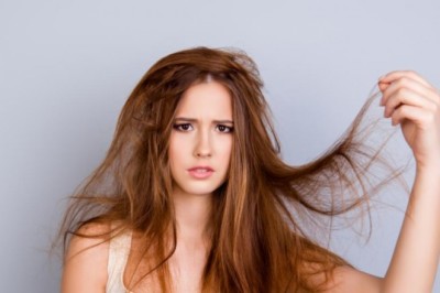 Jak pielęgnować włosy po lecie? Jak nawilżyć włosy po wakacjach?