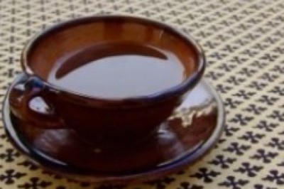 Jak usunąć białe plamy z drewnianego stołu?