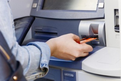 Porady, jak bezpiecznie korzystać z bankomatu.