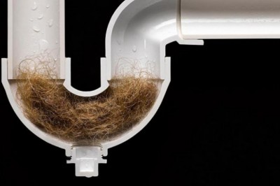 Jak udrożnić zapchaną rurę domowym sposobem?