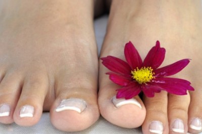 Domowe sposoby likwidujące nieprzyjemny zapach stóp.