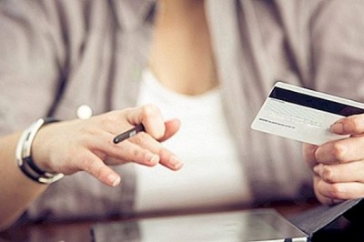 Jak odzyskać pieniądze przelane na zły numer konta? Czy da się cofnąć przelew bankowy?