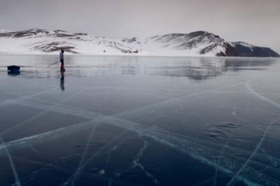 Jak pomóc, gdy pod kimś zarwie się lód?