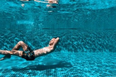 Po czym poznać że człowiek się topi? Po jakim czasie czlowiek umiera pod wodą?