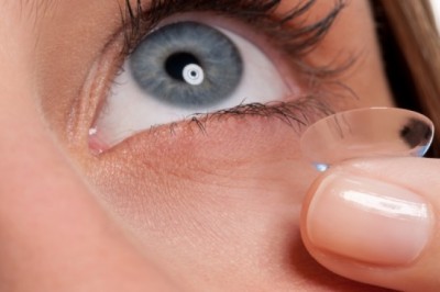 Jak założyć szkła kontaktowe?