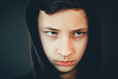 Jak ukryć wysokie czoło bez grzywki? Wysokie czoło fryzury damskie