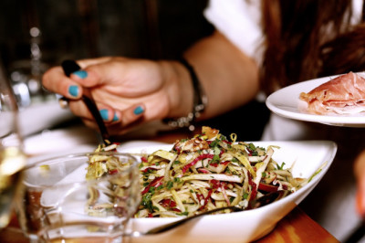 Napiwek – kwestia hojności czy dobrego wychowania? Czy dawać napiwek? Jeżeli tak to ile?