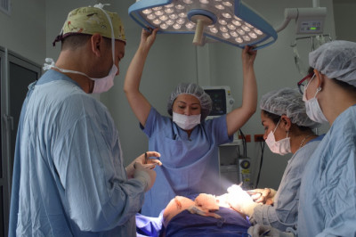 Piękna twarz bez chirurgii plastycznej. Jak zmienić kształt twarzy bez operacji?