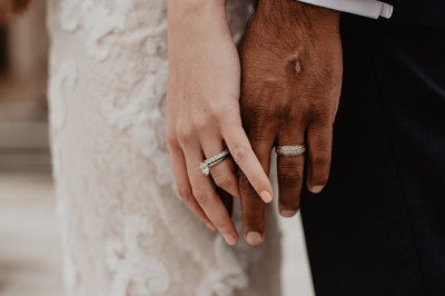 On nie chce się żenić! Dlaczego tak jest? Poznaj powody, dla których mężczyźni unikają ślubu jak ognia.