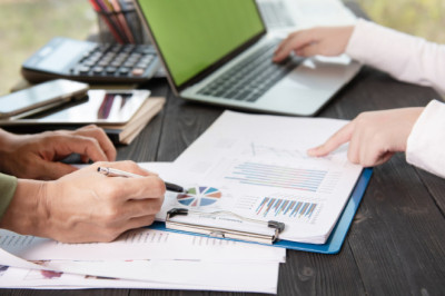 Jak nauczyć się oszczędzać pieniądze? Cztery błędy, które utrudniają nam oszczędzanie pieniędzy.