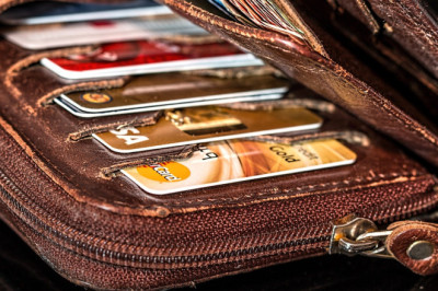 Ubezpieczenia do kart płatniczych i kont osobistych są przydatne, ale...