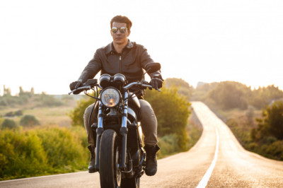 Jak bezpiecznie przewozić motocykl? Jak zabezpieczyć motocykl podczas transportu?